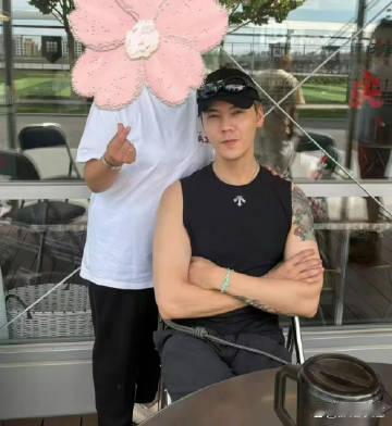 陈伟霆和何穗带1岁儿子现身秦皇岛海边度假，何穗坐在沙滩上，逗着儿子玩...