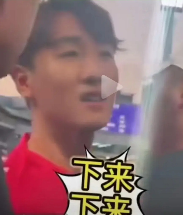 韦世豪叫辱骂者姜某下来单挑，如果真的下来了，韦世豪不一定干得过姜某。韦世豪公开资