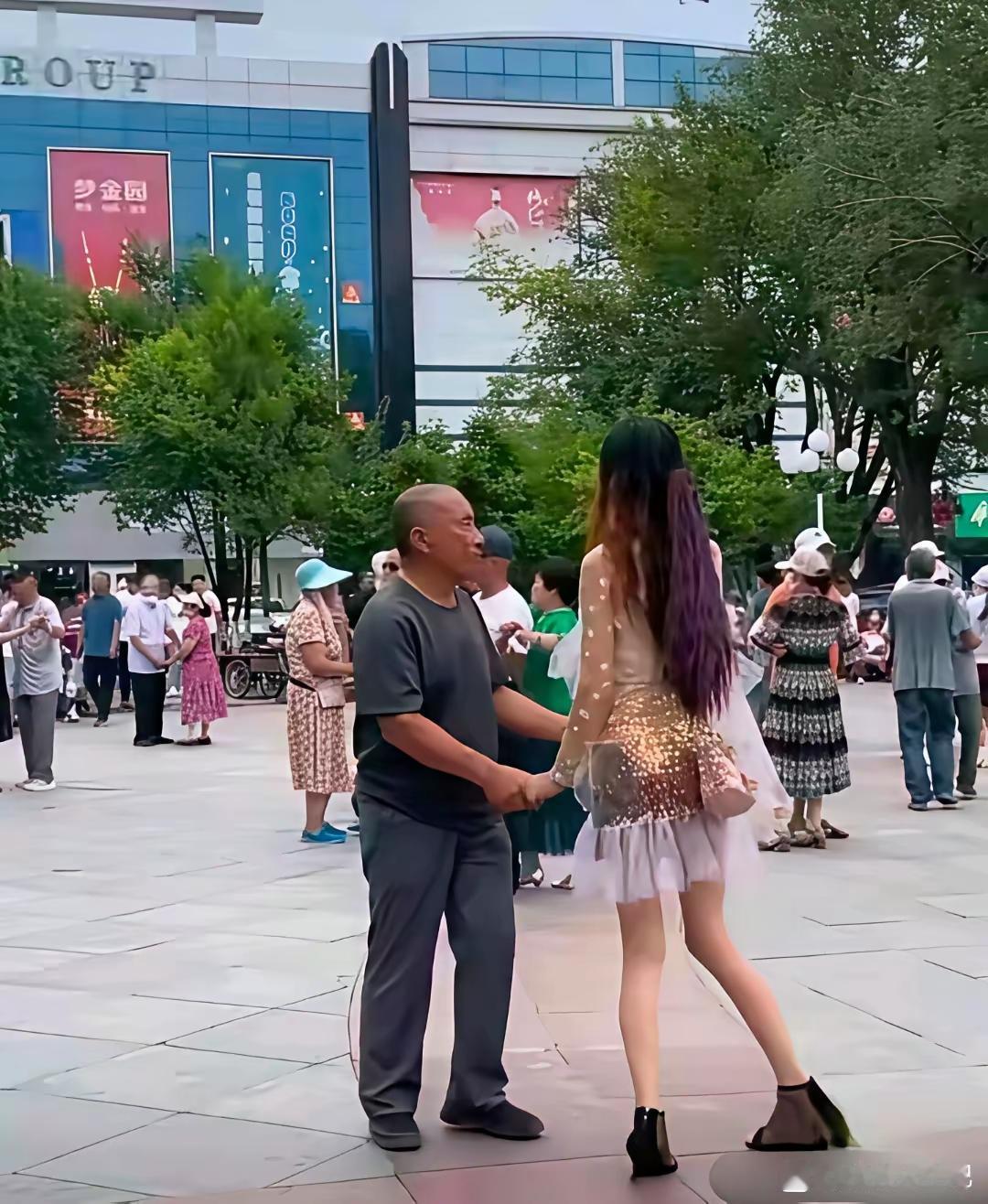 刚一看这女子背面，以为是一个二十来岁的妙龄少女，你看她长发披肩，穿个很流行的短裙
