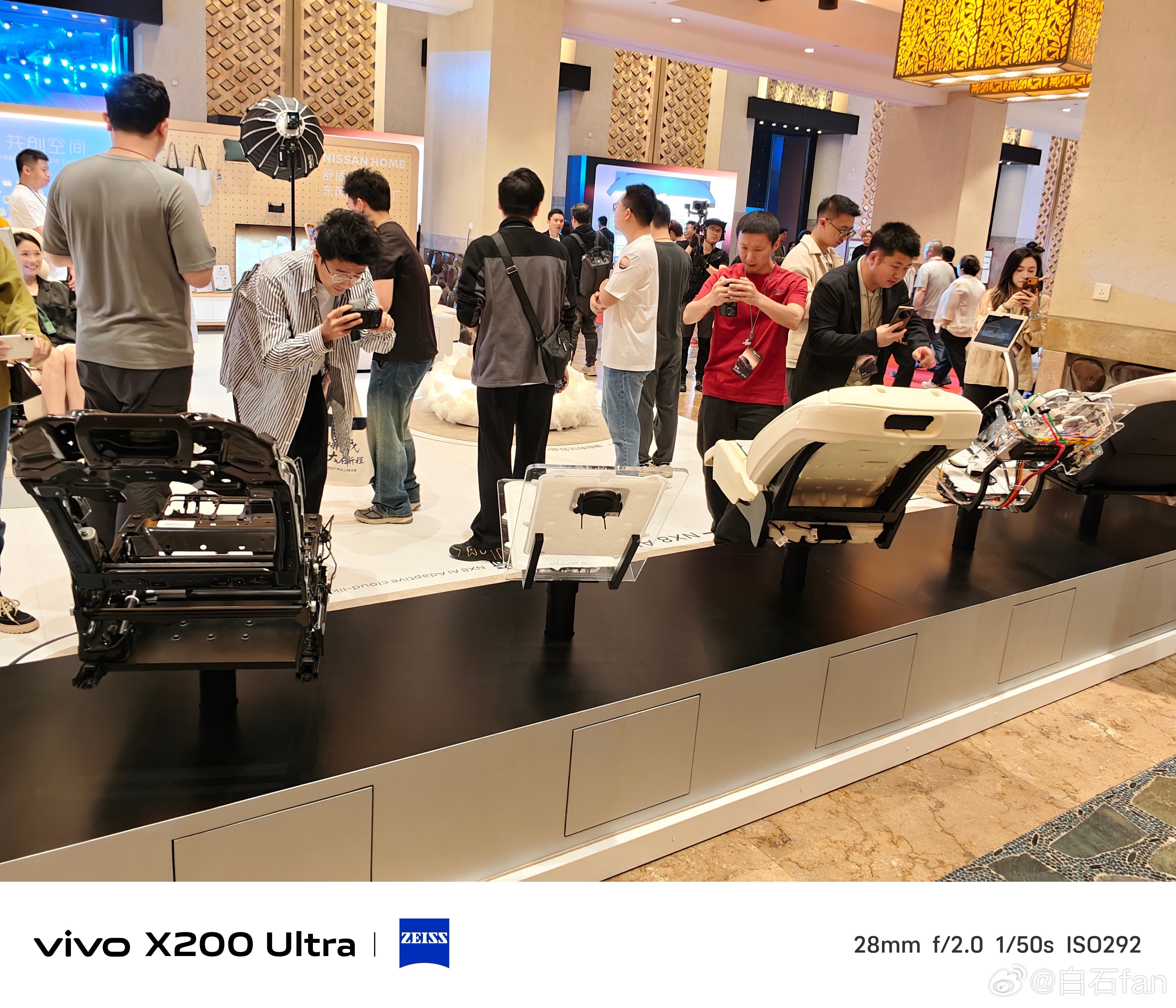 来看看东风日产NX8然后我被这个新款沙发吸引了沙发里有电机，座椅通风加热按摩都有