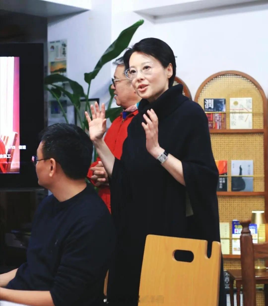 袁立现身日本东京一间华人书店参观，她打扮时尚优雅又不失个性，她穿着一件黑色袍子，