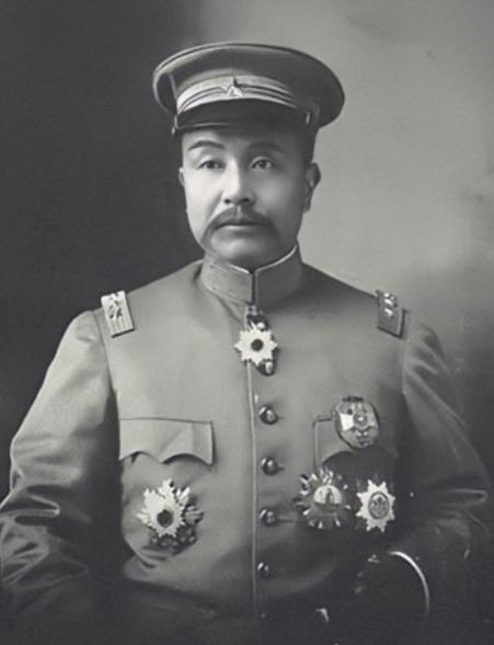 1916年，临死前袁世凯把儿子叫到床前：“你不要送葬，开枪打死穿红衣服的人。”几