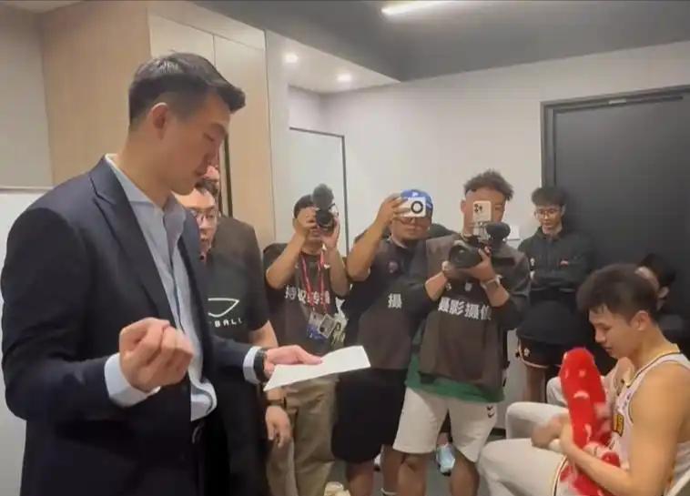 王博拒绝提前开香槟！3：1领先北京男篮后，王博在赛后采访时表示：比赛还没有结束