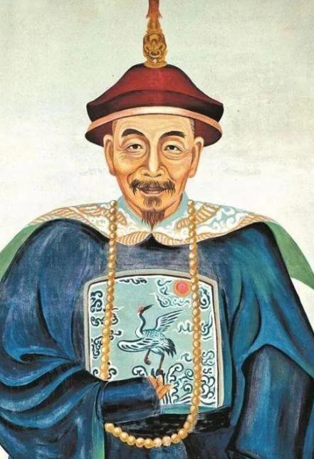 有人向康熙举报：大学士李光地，家人私下挪用了公款8000两银子，拿去盖房了。康熙