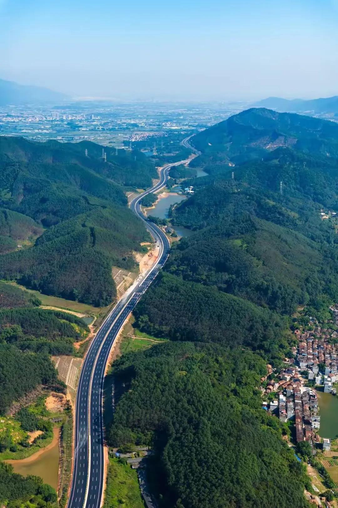 肇庆高要区最好的公路，不在城区南岸，而是这条位于金利镇的金利大道。金利大道长25