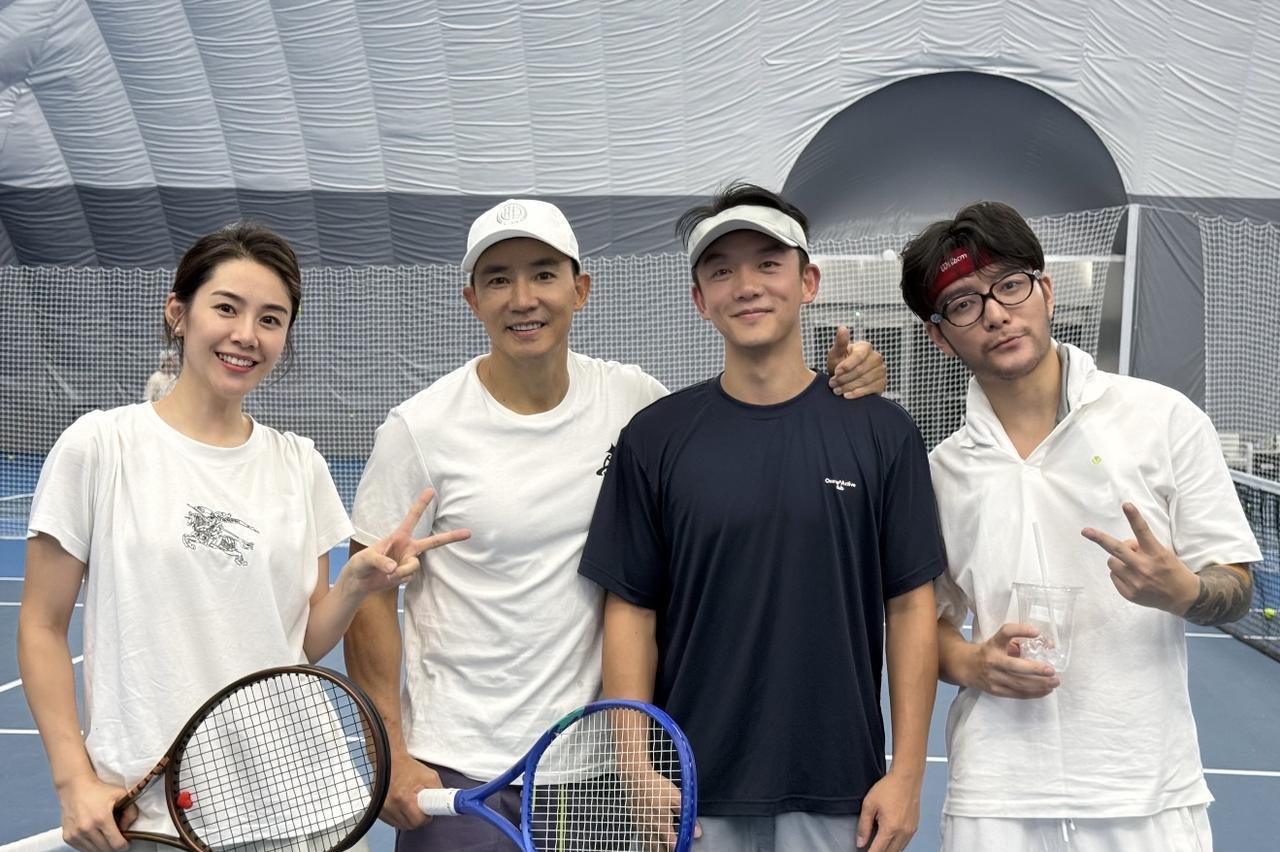 9月9日，孟丽晒出一组照片，并配文：“和朋友们打网球的快乐”。有林更新、吴尊、