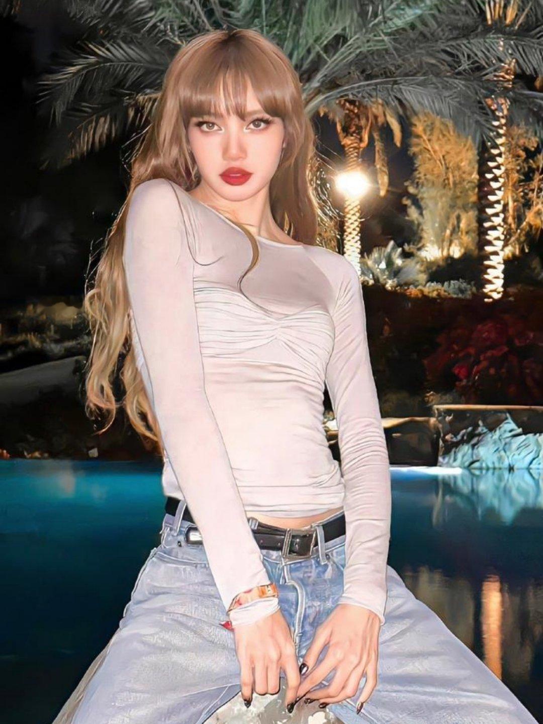 Lisa丢掉粉丝送的labubuBLACKPINK首尔高阳演唱会上，有粉丝向台