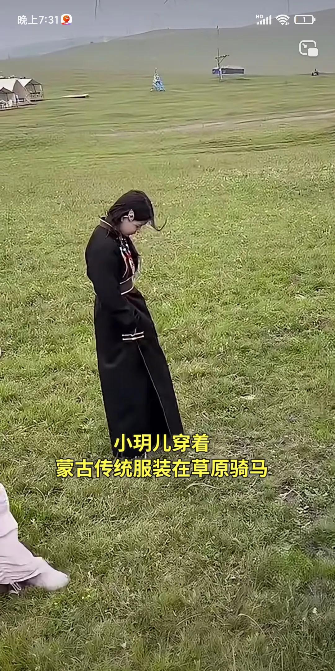 看到汪小菲的女儿去大草原骑马了。没有拍正脸，大多都是背影。这个女孩让人泪目心疼。