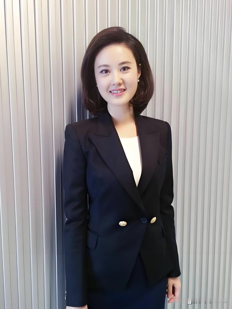 秦方，央视财经频道主持人，知性优雅，温婉大方。镜头前从容自信，以专业素养解读财经