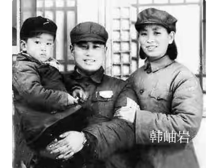 开国中将王近山，绰号王疯子，在战场上，他是无敌的虎将，在生活中，也是特别喜欢孩子