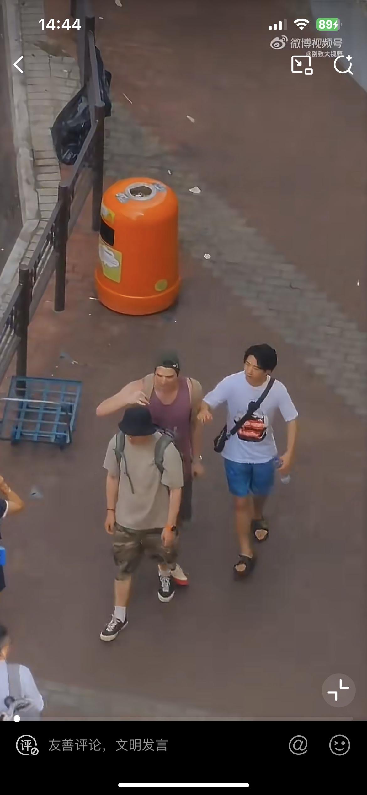 香港街头，一白人老外疯狂挑衅两名男青年，事发亚皆老街。不知道什么原因，这名老外显