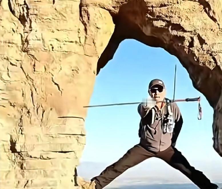 这样的人必须一查到底山西朔州，有一个古长城，上面有一个月亮门，很多游客来这里都