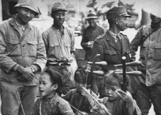 1942年，枣强五区游击队班长趁夜拖枪离队，跑到了肖张镇据点。第2天，班长为日寇