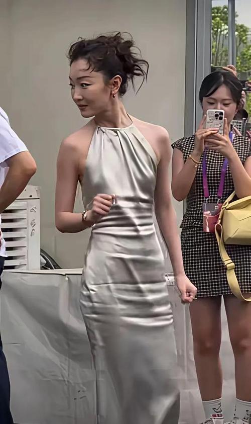 周冬雨官方身高1米62，体重仅38公斤，说是骨瘦如柴也不为过，她身着一袭银色挂脖