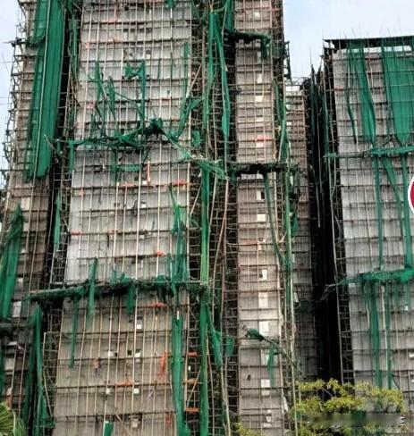 香港这次是真的狠，完全是一副“不论死活”的架势。三天，两百多栋楼，外墙那层网