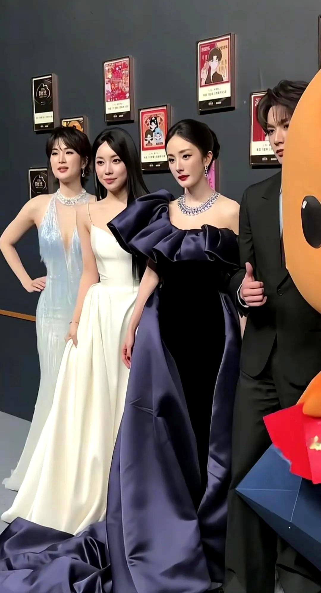 杨幂一个眼神，周深马上侧身，把边缘的姚安娜不动声色地让到了前面。张艺谋的春