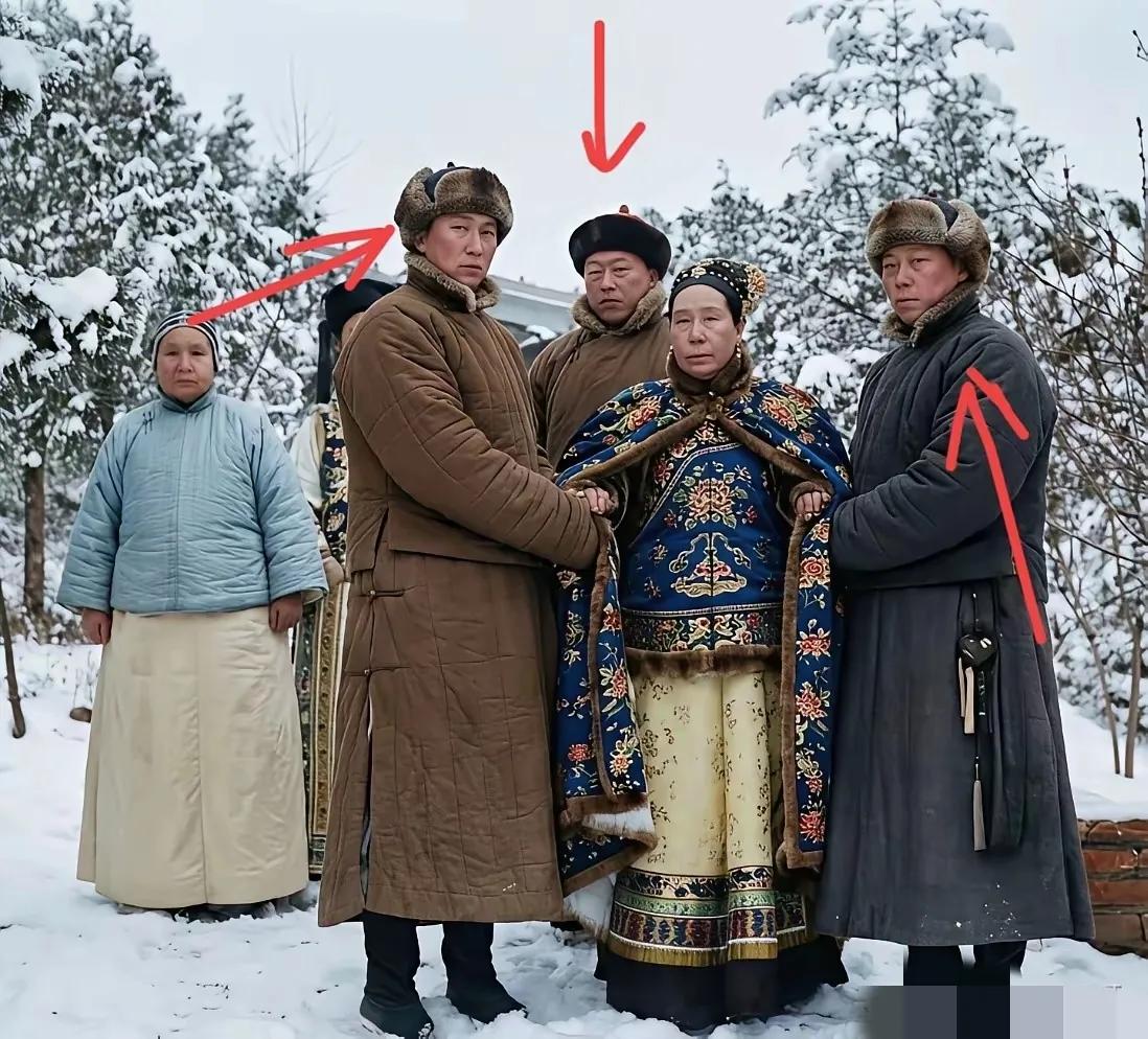 瞧这些人那眼神，欺负普通百姓、阿谀奉承、内部争斗时，本事可大了去了。然而，一旦面