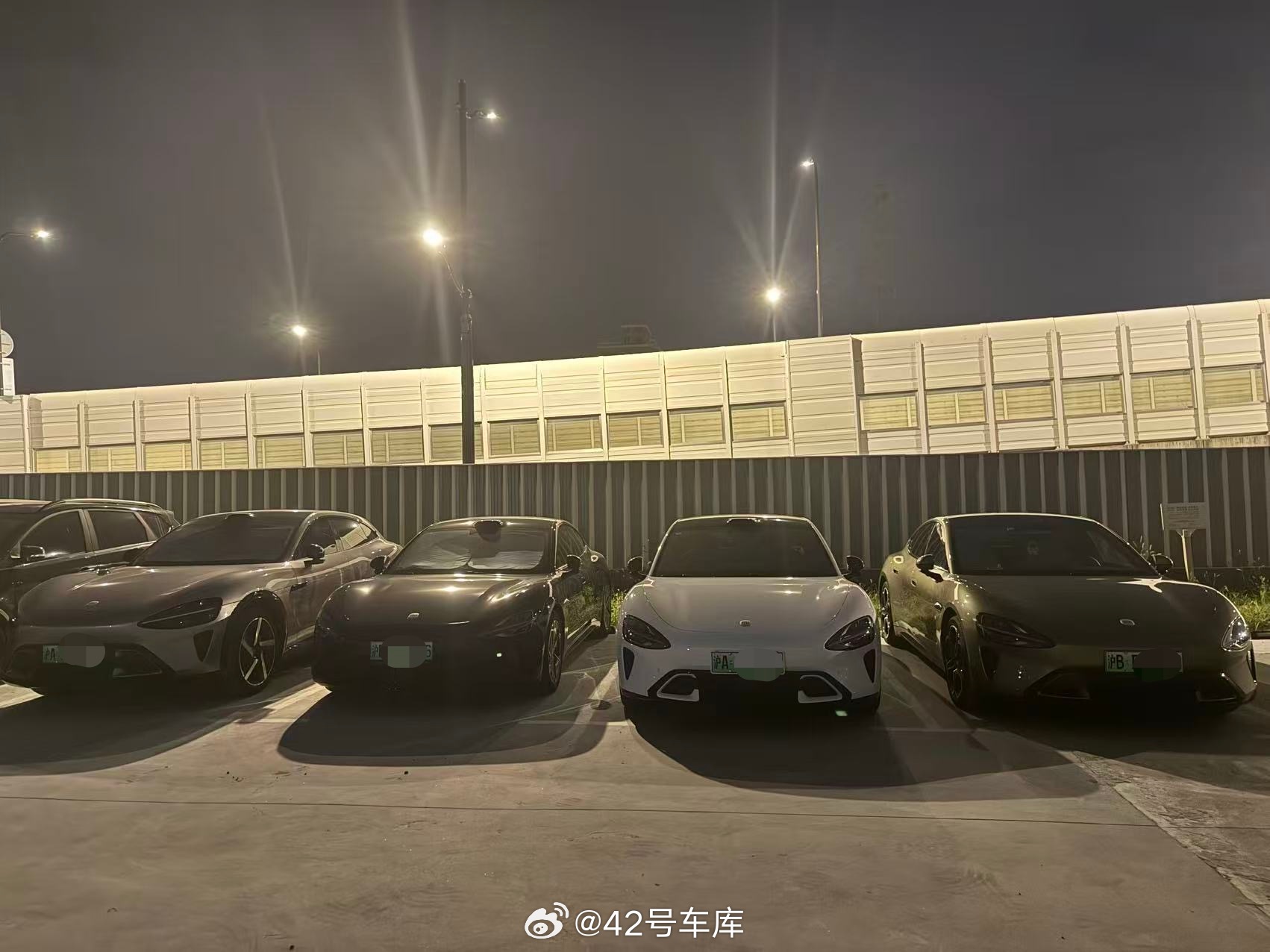 回家停完车，对面四台小米排排坐，那叫一个感情好啊！都可以成立业主车友会了[捂脸哭]