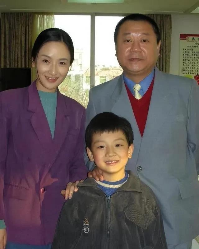 范伟苦追两年才娶到媳妇，一心一意爱了34年，儿子是他的精神支柱。30年前，范伟