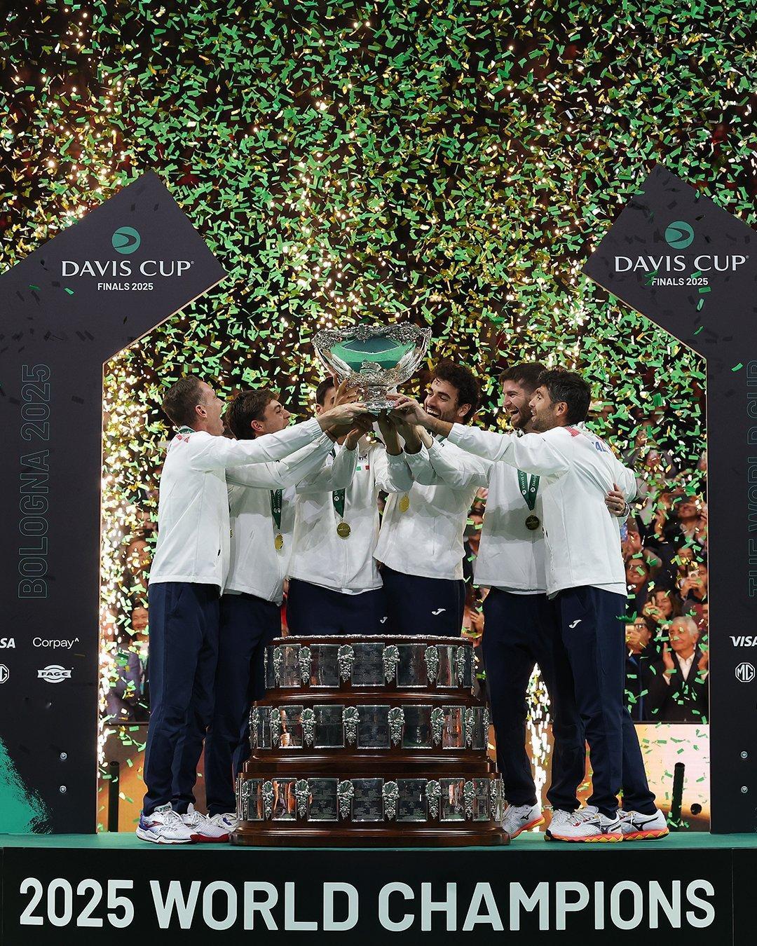 意大利队戴维斯杯三连冠！贝雷蒂尼轻取布斯塔，科博利逆转穆纳尔，意大利队甚至都不用