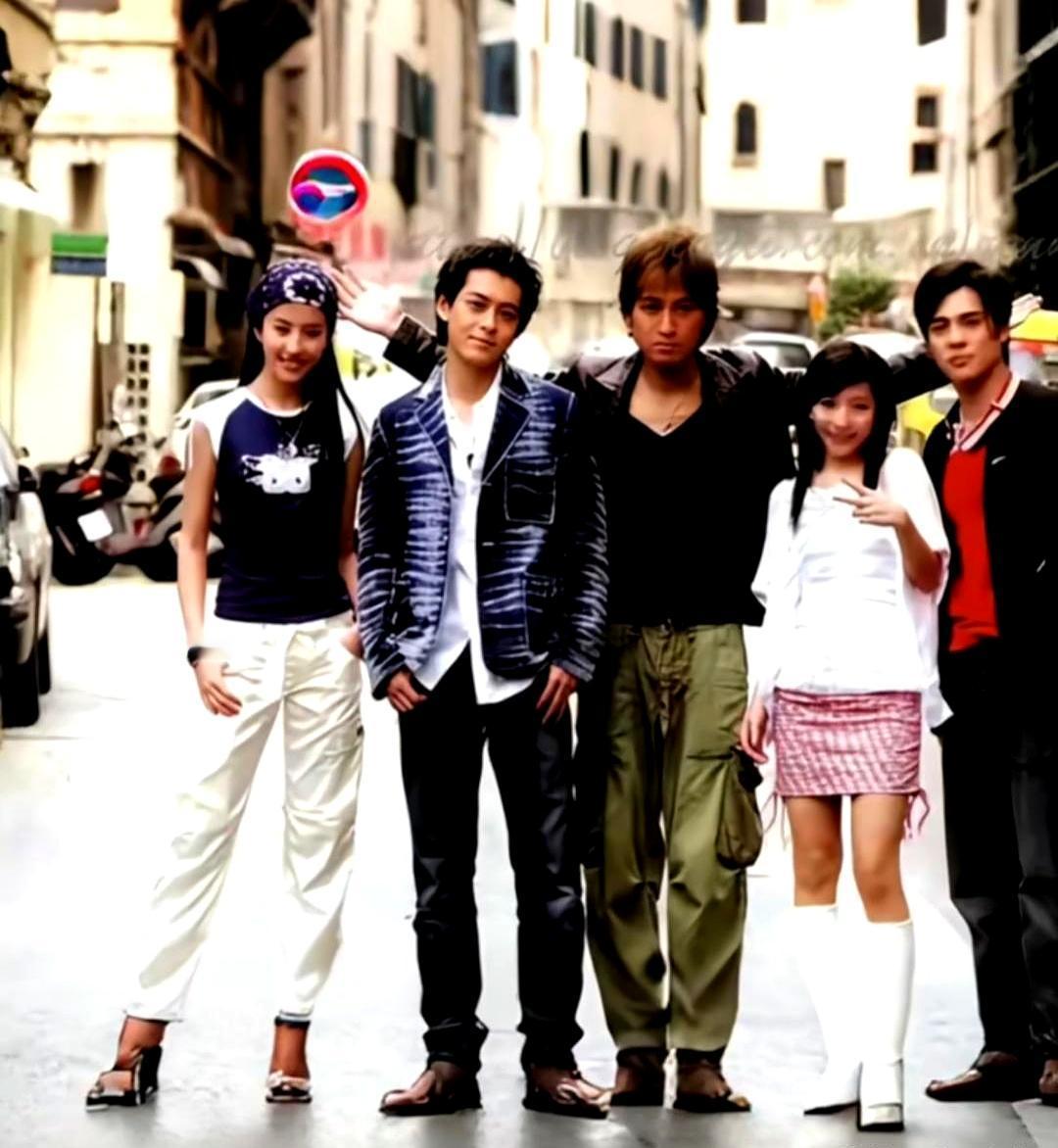 平底鞋同框，男星180秒破功170cm的刘亦菲，站在彭冠英、林更新旁边，镜