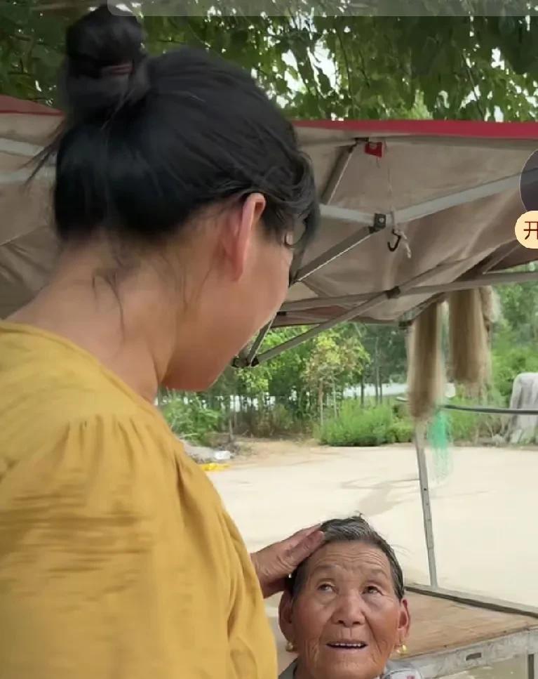 凯凯奶奶抬头看向小女儿的一瞬间，那种无助、伤心、委屈的表情，瞬间让我泪目。凯凯