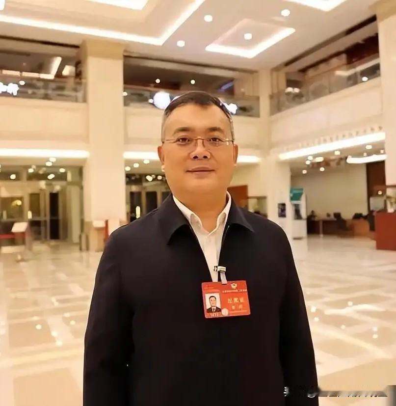 知道图片中的人是谁吗他是新任福耀集团的掌舵人曹德旺先生的儿子曹晖，很多年前曹德旺