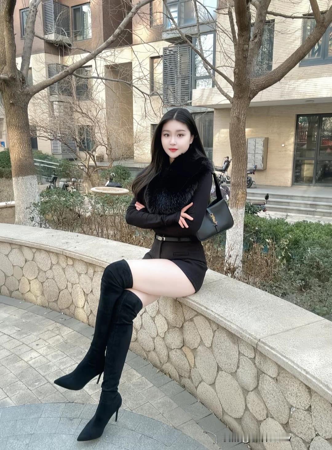 冬日穿搭指南：黑色皮裙+毛绒外套，时尚又保暖！🌟👗🧥大长腿漂亮小姐姐