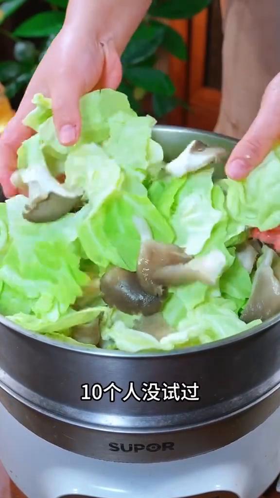 包菜新吃法。万万没想到把蘑菇和包菜上锅蒸一蒸竟然这么好吃，这个做法9个人有10