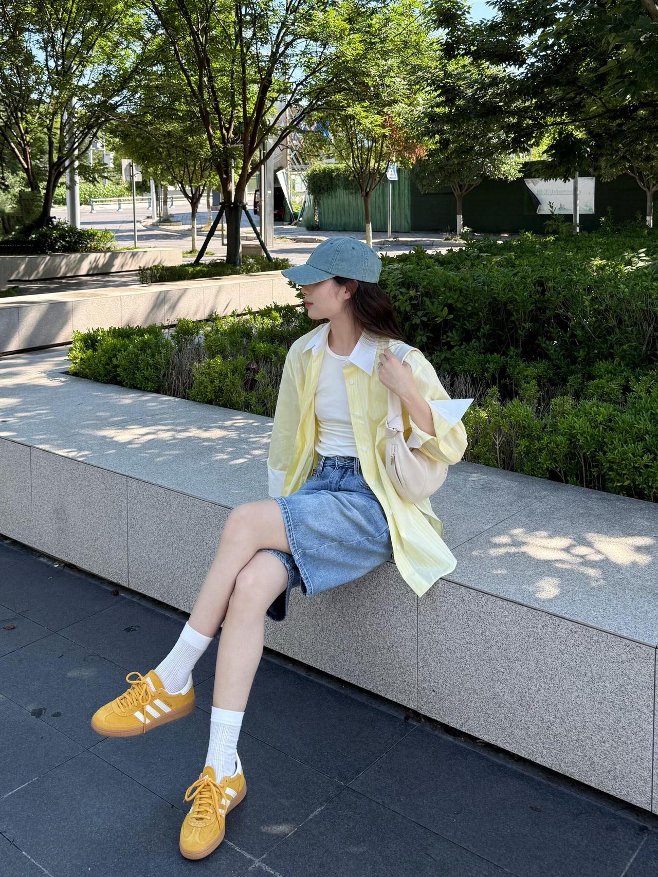 这样的配色超好看呀，奶黄衬衫撞上清爽牛仔蓝，温柔又充满夏日元气，低饱和度撞色柔和