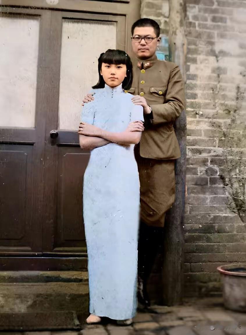 一个老日本鬼子，强行和一个小女孩合影留念，日本鬼子当年就喜欢占这样的便宜，而且还