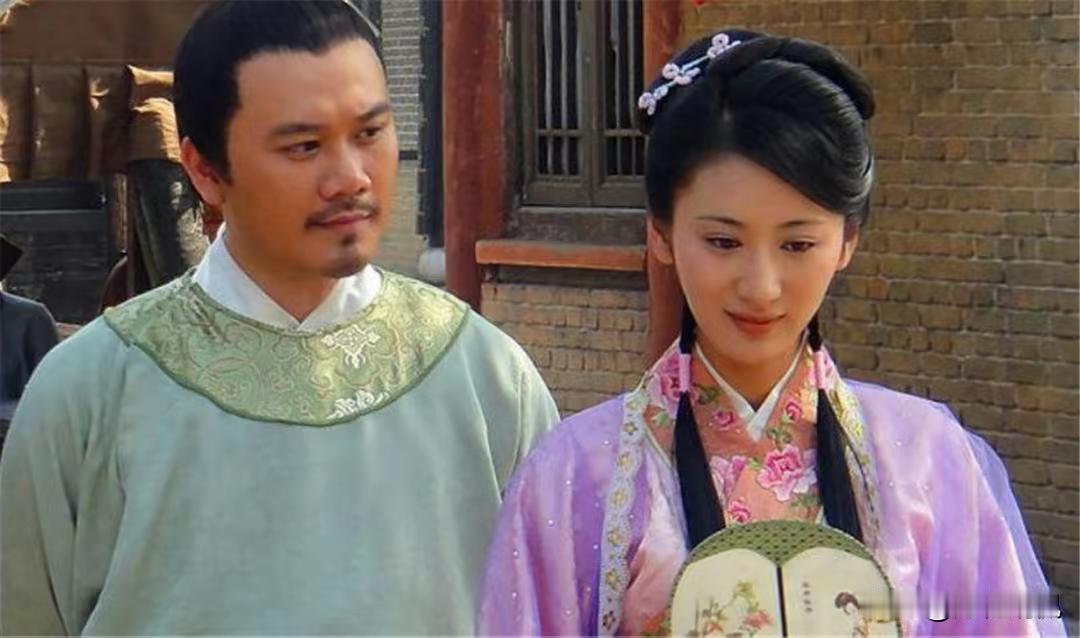 1119年，有一个貌美如花的丫鬟。一日。官员趁着夫人外出时，偷偷将丫鬟拉到院子里