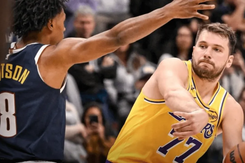 根据之前报道，湖人后卫卢卡-东契奇遭遇左腿腿筋二级拉伤，预计将缺席常规赛剩余所有