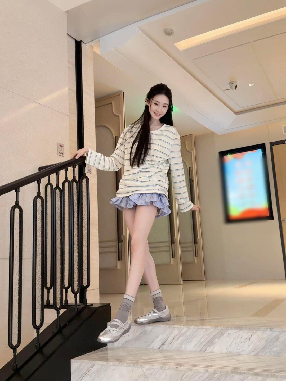 张艺凡这次真的不一样张艺凡赛车服芭蕾脚背搭配赛道油门是什么神仙反差感！张艺凡一身