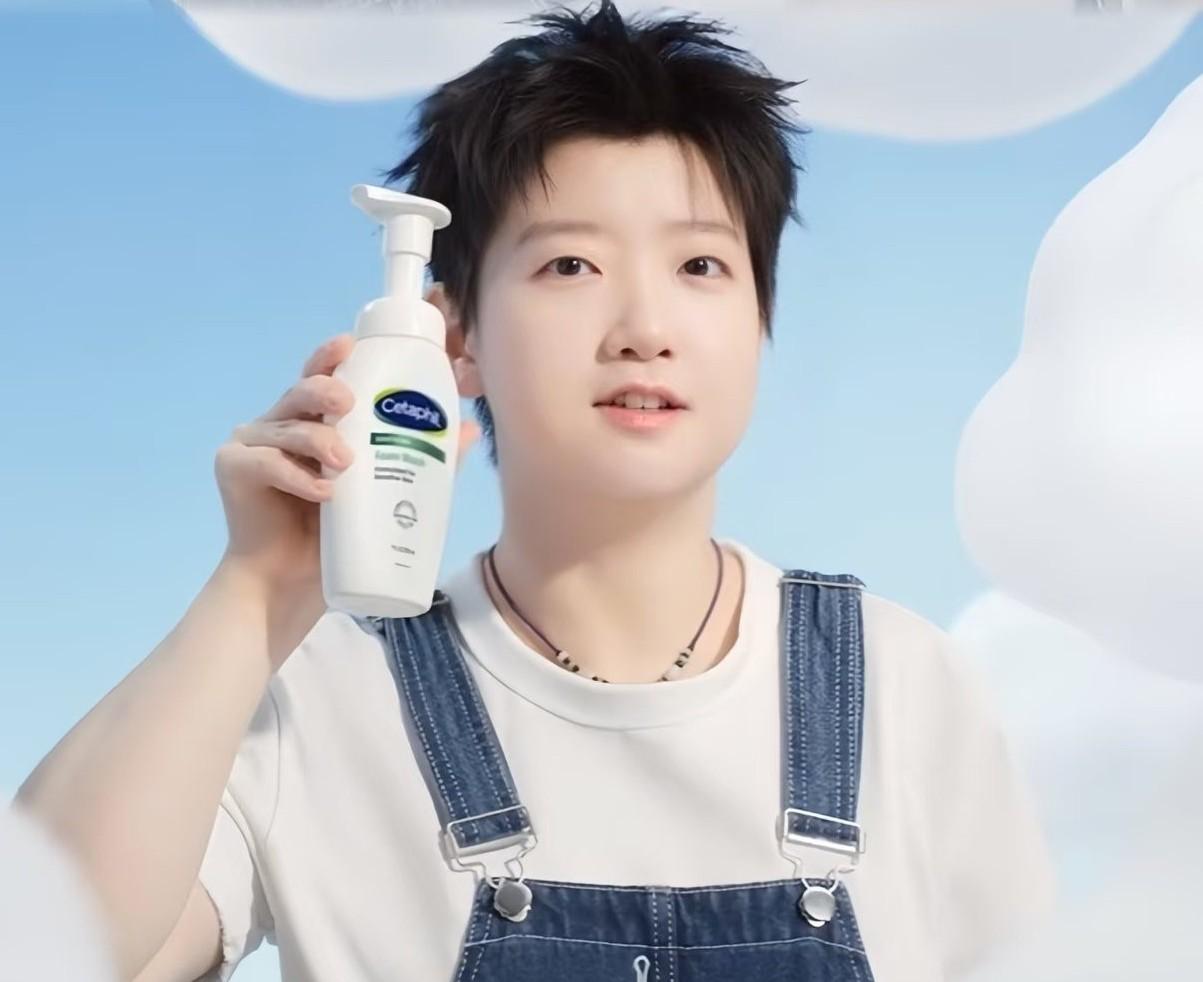 给孙颖莎化这个妆的人简直是个天才她是怎么想到这个操作，让孙颖莎的头发露出