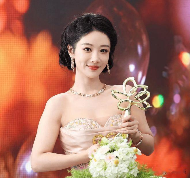 杨紫一手字，又把路人缘写明白了为什么有人看一眼笔迹，就敢说一个人有长红体质。