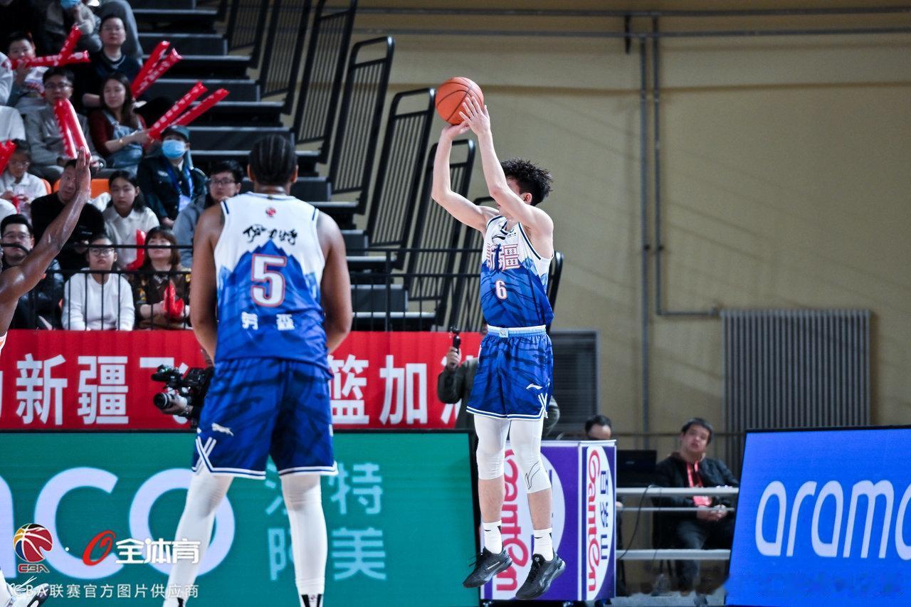 新疆男篮晒照回顾比赛: 五人上双战胜福建, 迎来赛季开门红