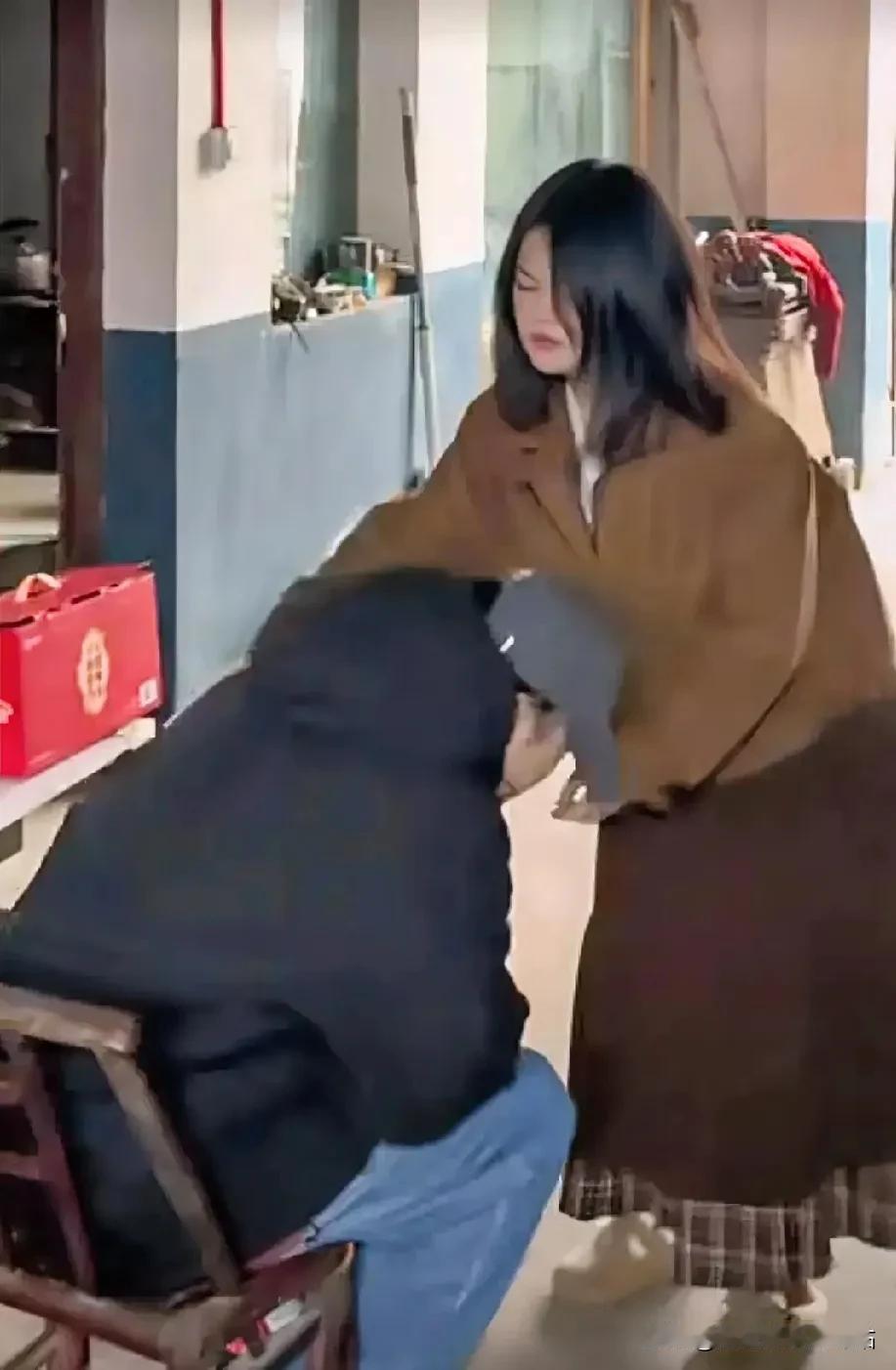 他放弃了治疗，选择与妻子一起享受剩余的时光，去旅行，去体验生活。这样的选择，不禁