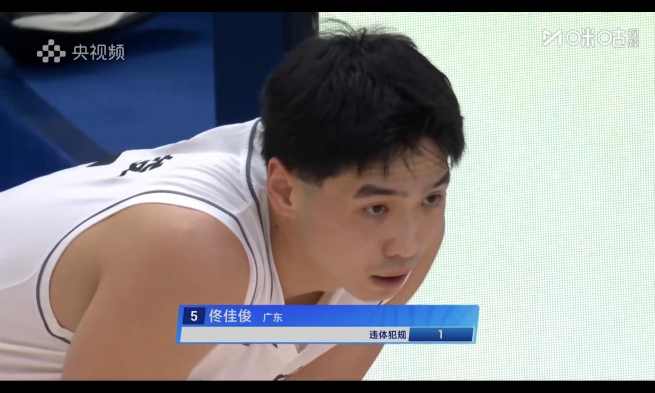 佟佳俊的违体惹得球迷狂嘘，曲笑宇确实有赖犯规嫌疑，佟佳俊对抗差自认倒霉孙浩钦