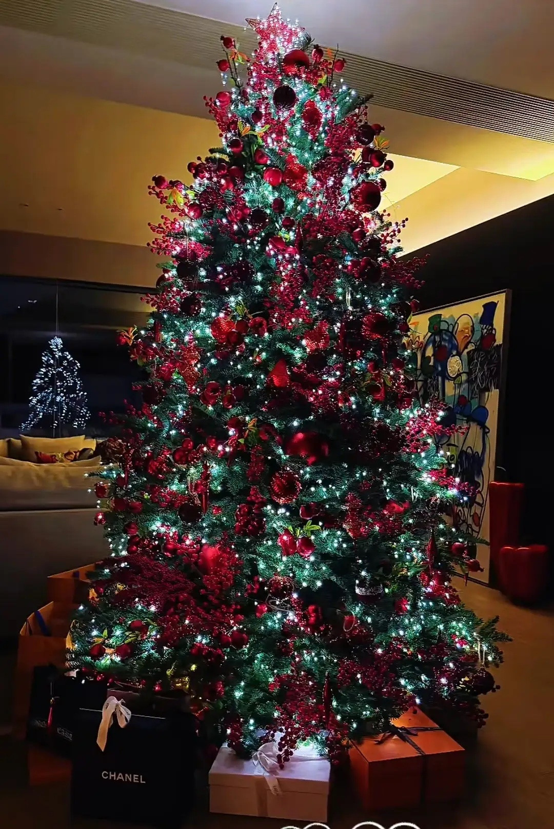 刘嘉玲晒两亿豪宅内景，挑高客厅镶红宝石鹿角，富丽堂皇像宫殿！