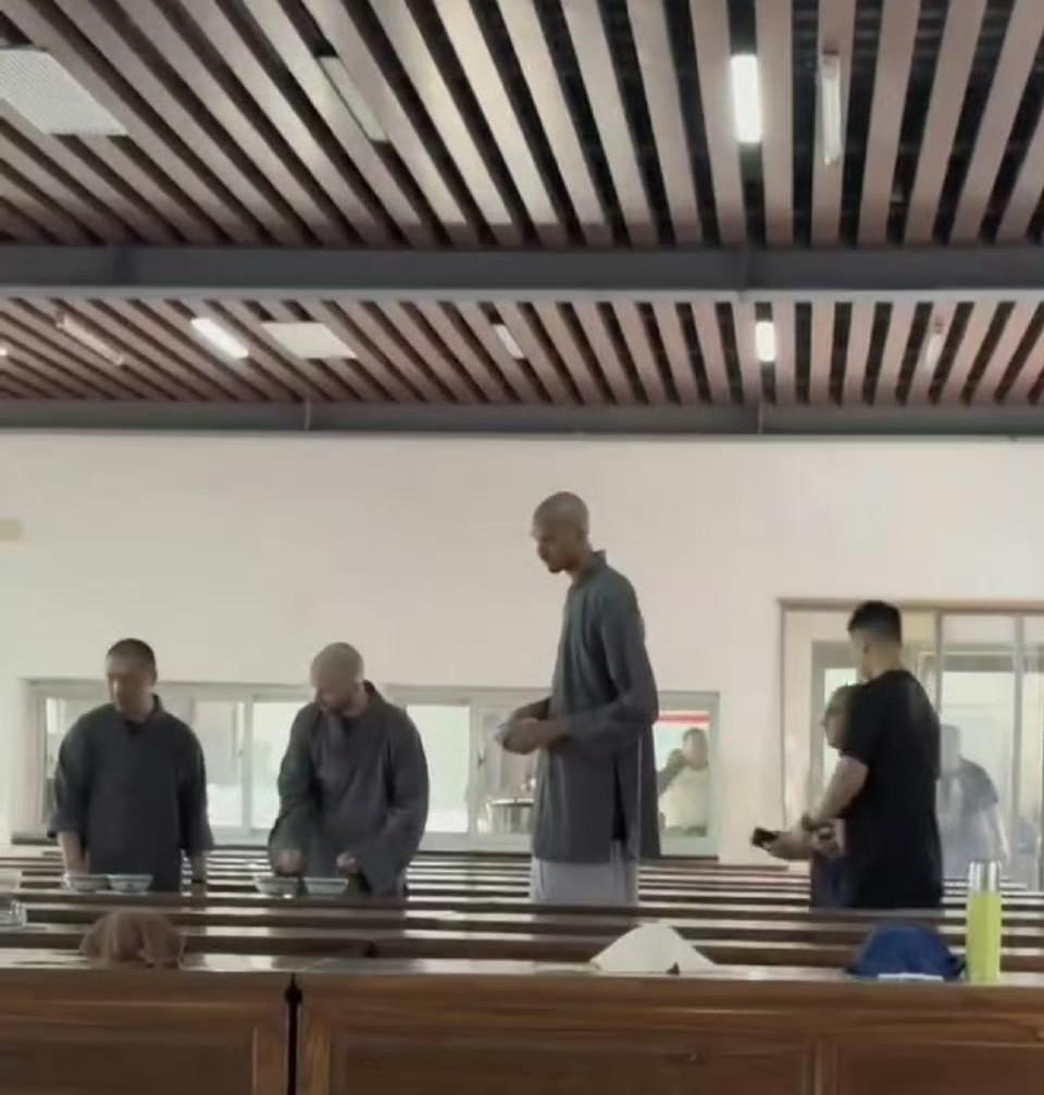 文班亚马来中国出家了！有球迷拍到文班亚马在少林寺用膳，这高度，这光头，确实是显眼