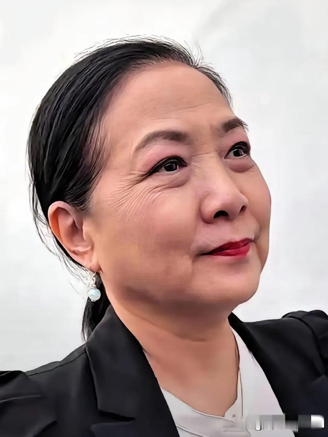她是文艺界涉外婚姻最成功的模范夫妻，沈丹萍是中国第一个跨国恋，年轻时不算特别漂亮