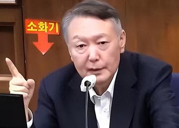 韩国前总统尹锡悦的庭审现场直接把“政治大戏”演到了天花板，11月3号首尔那法院里