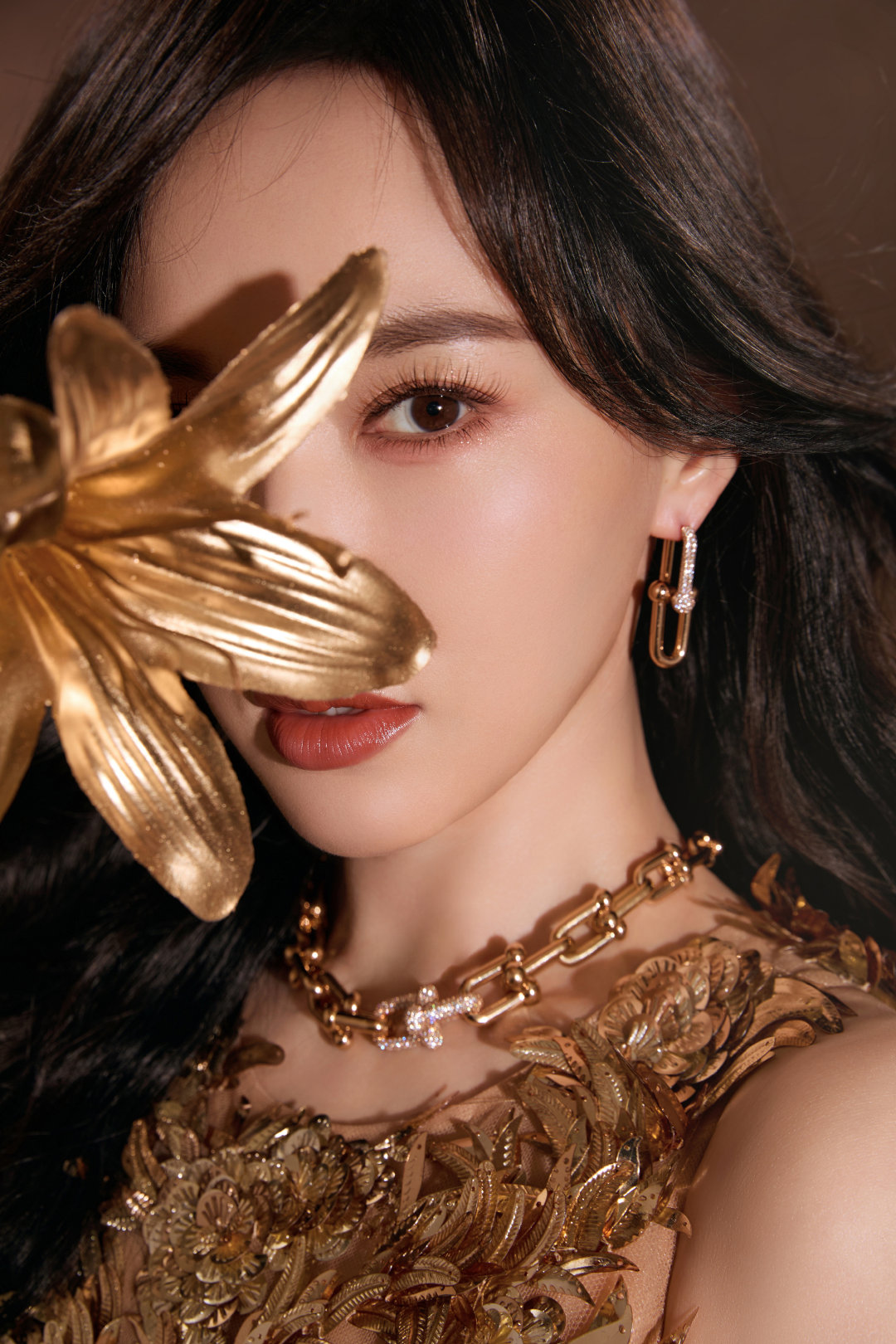 唐嫣今日活动造型，一袭鎏金礼服裙，利落开叉设计衬出她的曼妙身姿。搭配高级珠宝