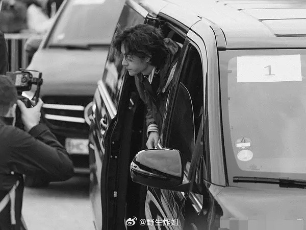 王一博身为香奈儿大使在lv高管团的陪同下看了一场罗意威的秀ing，而且他还要参加