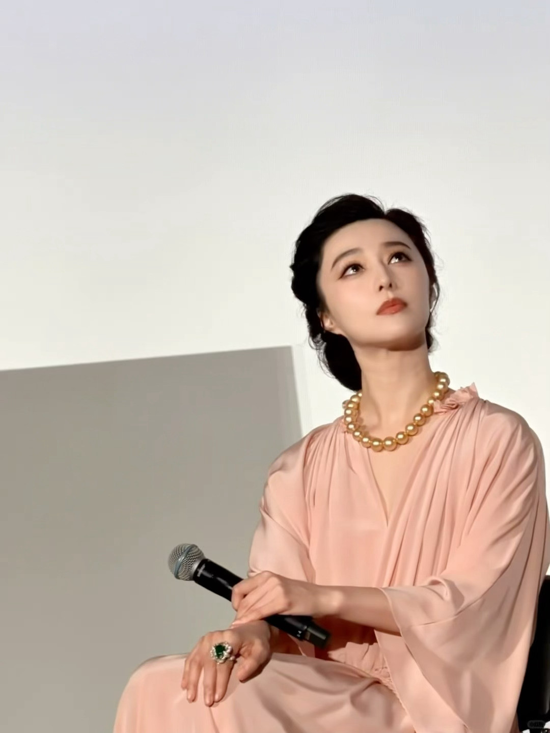 额滴神啊……这张脸让人完全看不见那么大的珍珠​​​