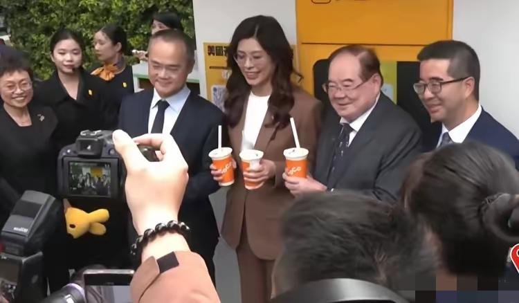 她们到访了美团的巨头行业那里，由老总王兴亲自出马陪同讲解。要是这次达成项目合