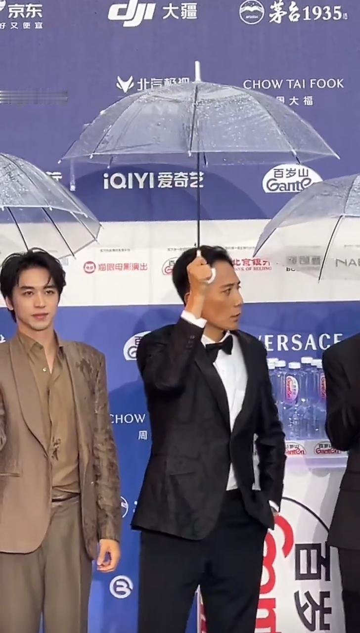 这才是演员该有的硬汉底色！最近的北影节红毯上，刘烨成了大家瞩目的焦点。因为突降