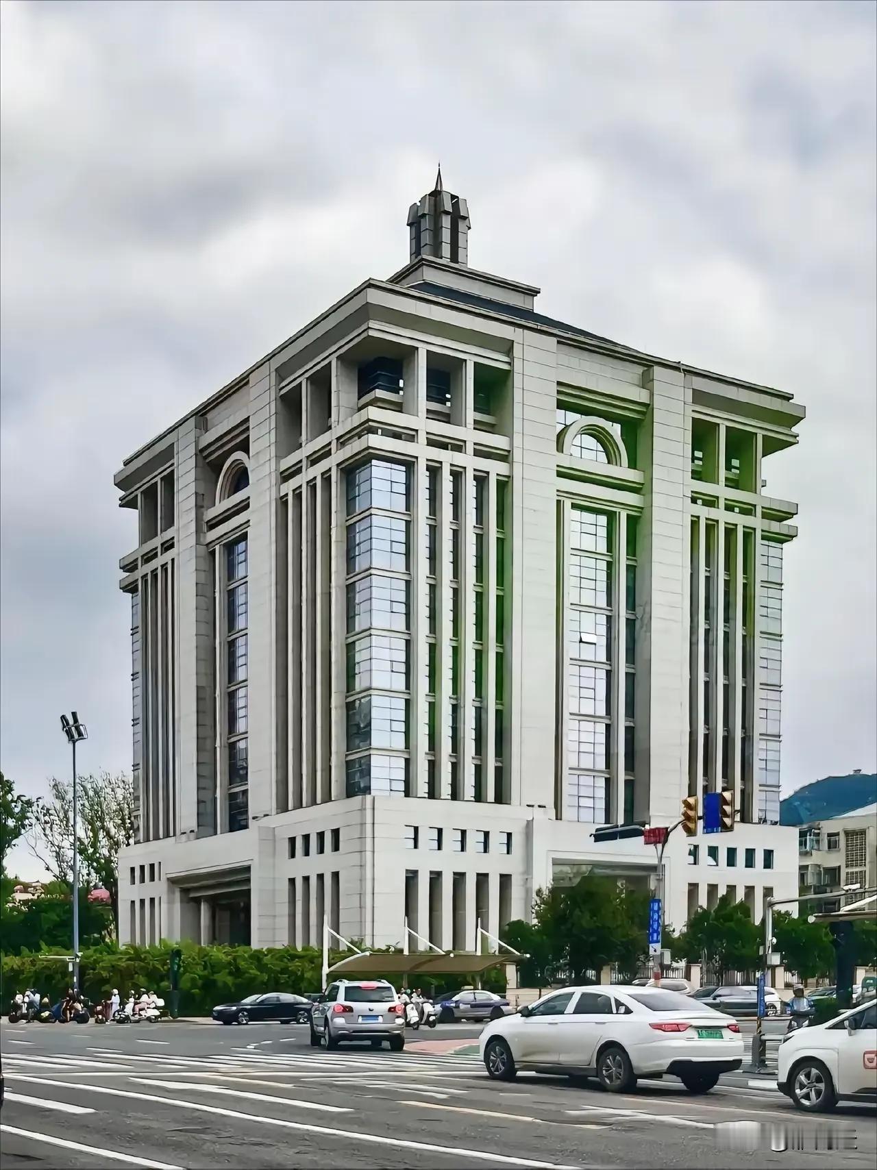 请朋友办点小事，烟买了二条和天下，拿了一对1000多的五粮液，吃饭本来让我一