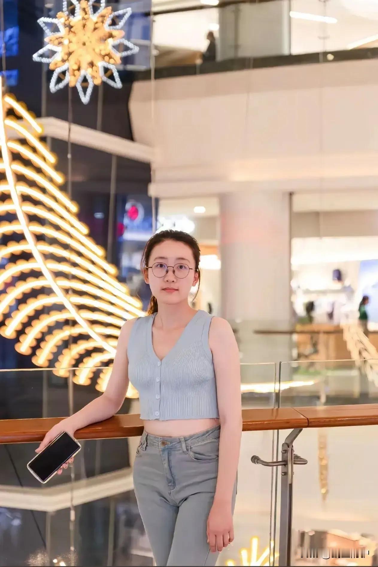 都市时尚女孩，手拿手机，背景灯光璀璨，尽显现代都市气息。你有哪些得意的街拍下身